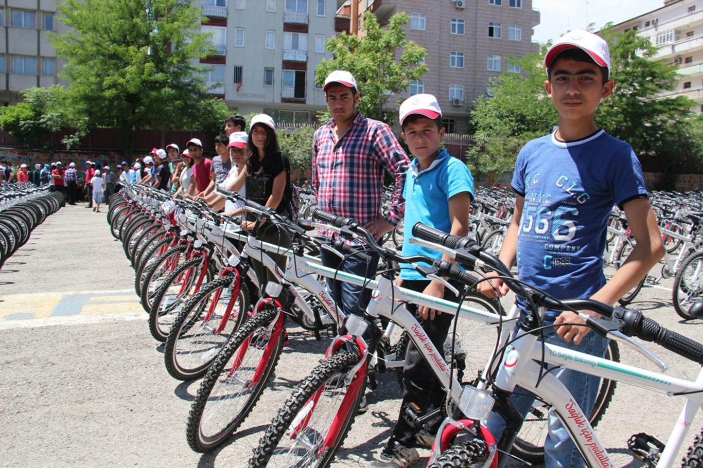 Liseli öğrencilere bisiklet dağıtıldı Liseli öğrencilere bisiklet dağıtıldı